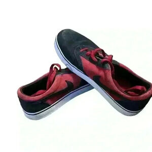 NIKE VULC RODRIGUEZ TEAM V Red and Black Suede Size 8​